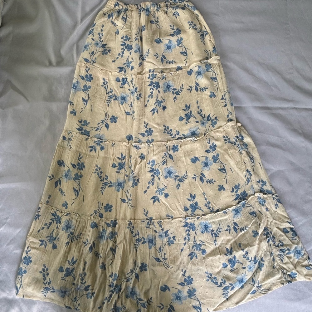 Hollister Floral Blue and Cream Women's Skirt NWT